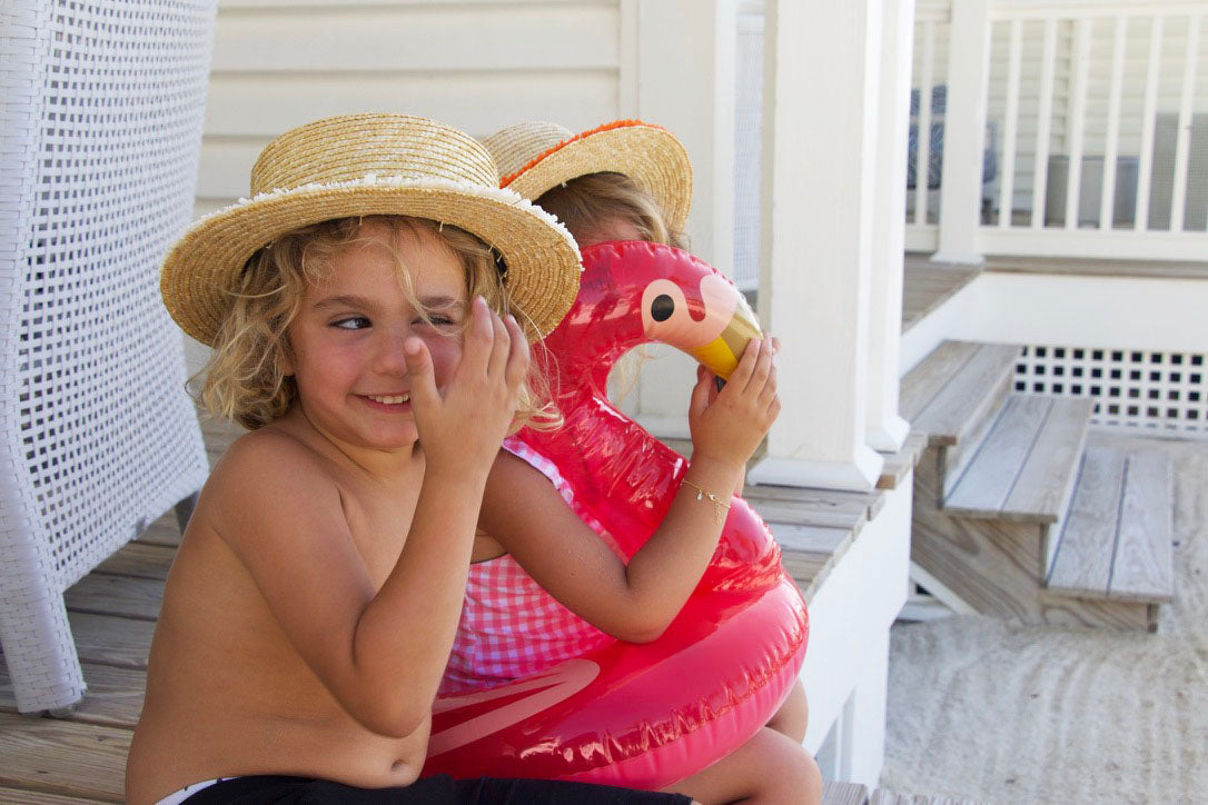 Photo de deux enfants qui portent le chapeau de paille enfant